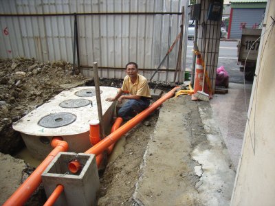 陳孝宗安裝污排水管