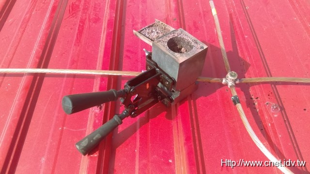 水電工在鐵皮屋屋頂安裝避雷針