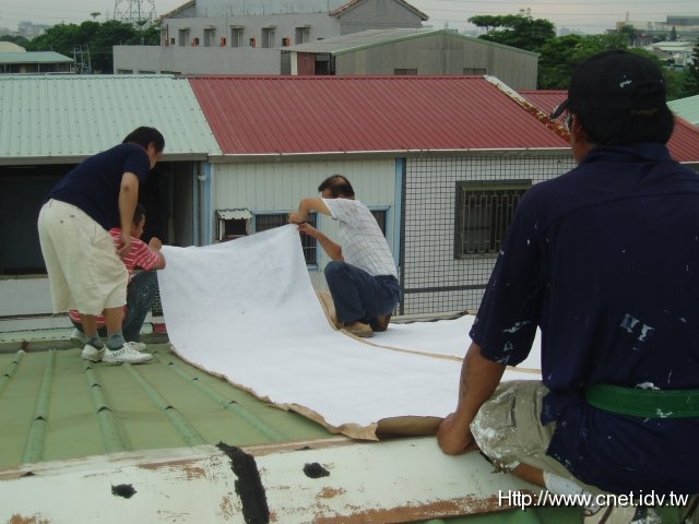 技術長指導新人鋪設省電膠布